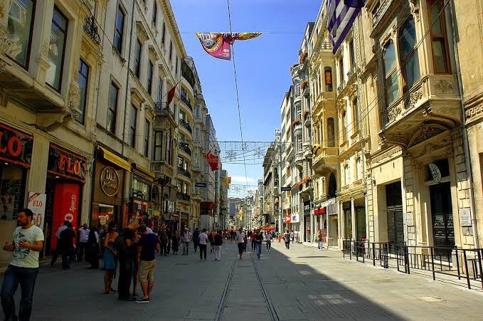 İstiklal Cd.