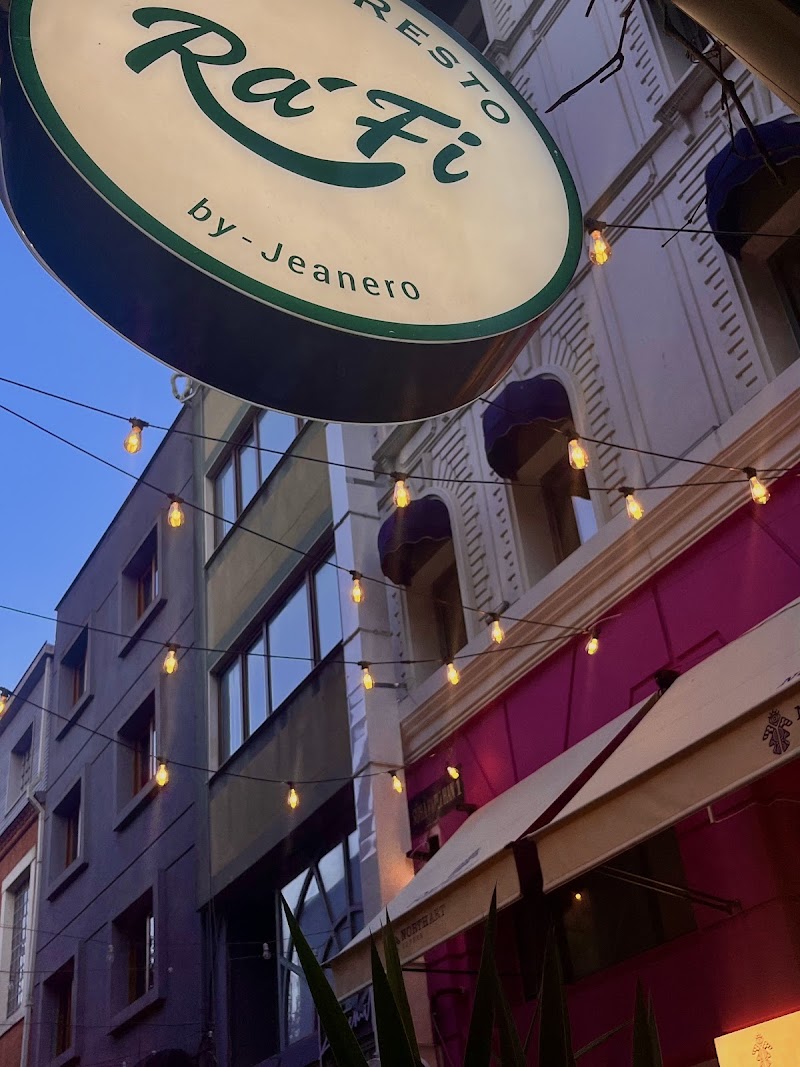 Rafi Karaköy / Breakfast, Coffee, Dessert & Asian Street Food