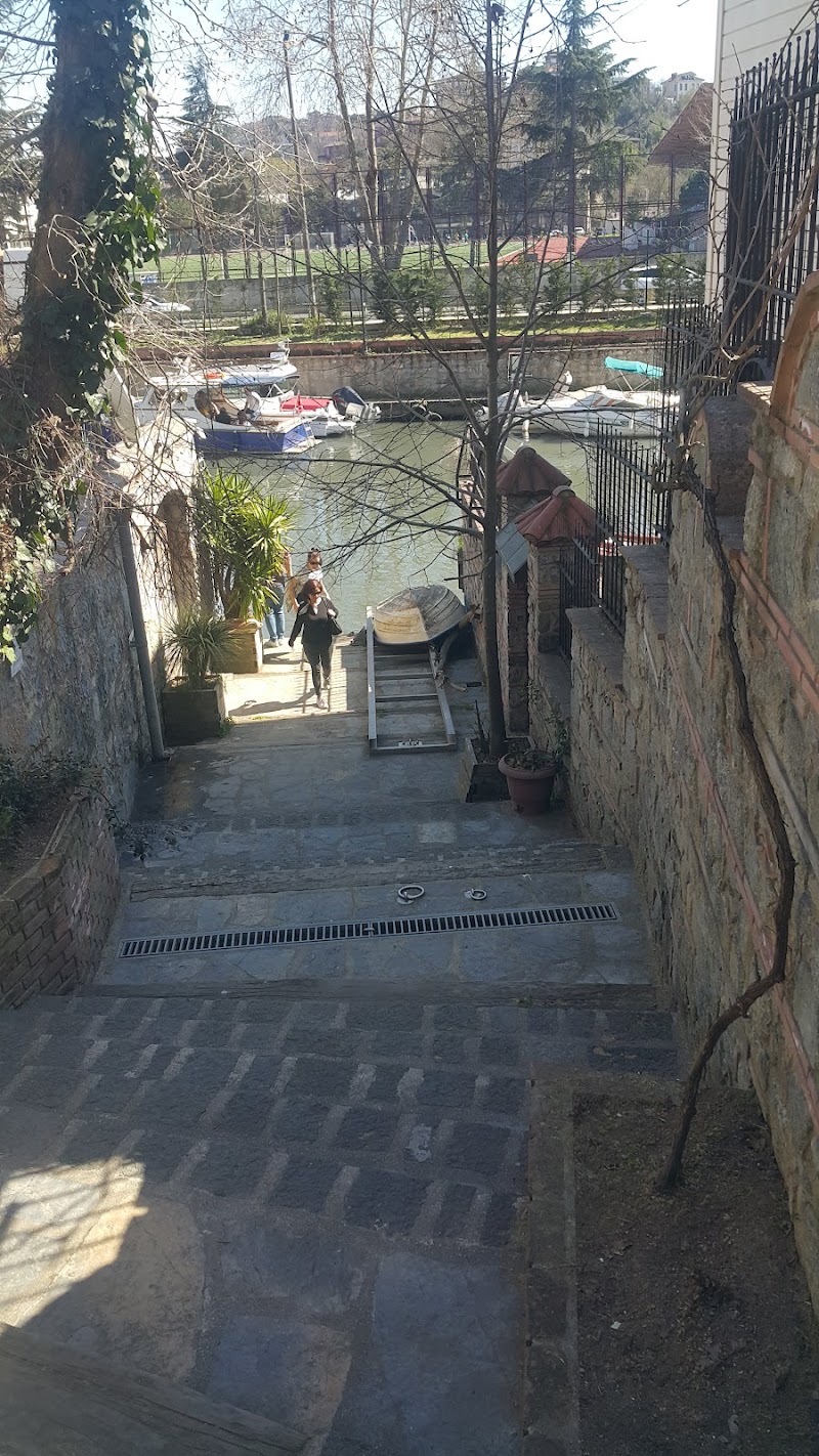 Kızılserçe Sok.