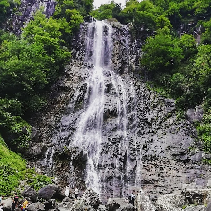 Mençuna Şelalesi