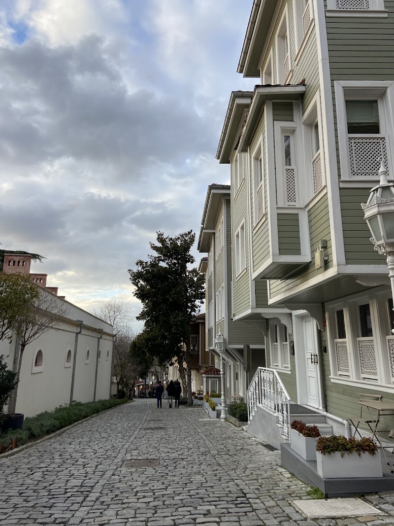 Soğuk Çeşme Sk.