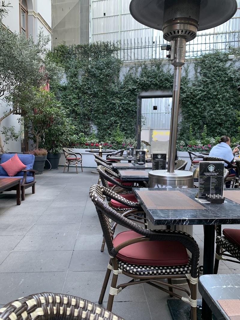 Royal Bistro & Lounge